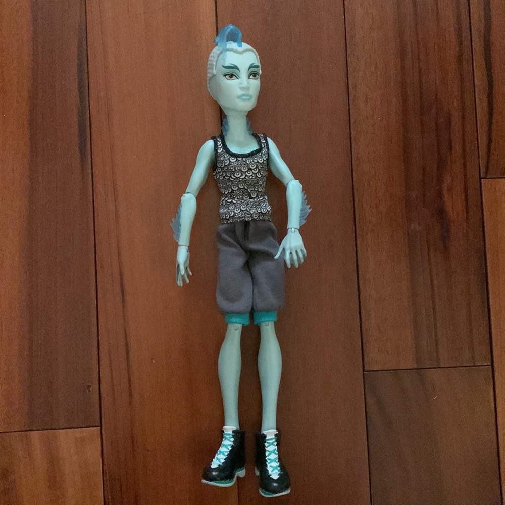 Monster high skull shores Gil doll